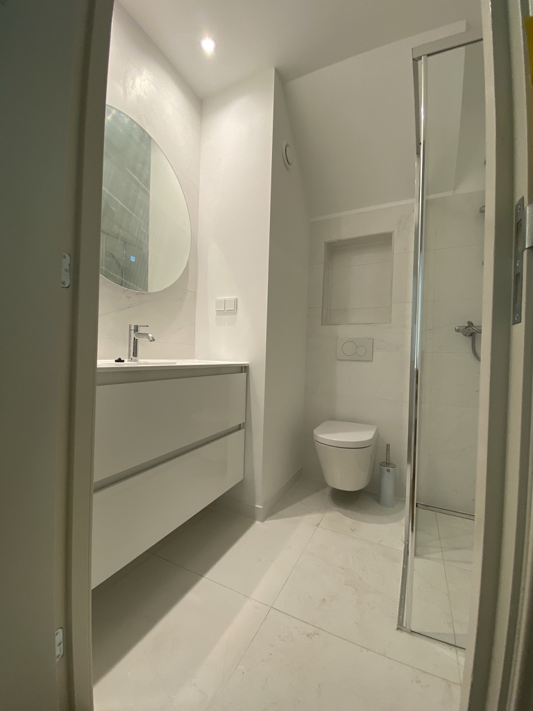 Afgeronde badkamer en toilet